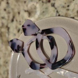 Set of 2 Acrylic Resin Lightweight Earrings Post Back White Pearl Gray Tortis